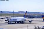 Airbus A 380-800 der Lufthansa wird gerade abgeschleppt. Am 17.05.2012 in Frankfurt auf der Beschuerterrasse aufgegnommen. 