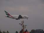 Nette berraschung beim Elbspaziergang mit der Familie: Ein Airbus A 380 der Emirates kurz vor der Landung in Finkenwerder. 
Hamburg, 19.10.08