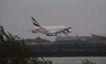 Nette berraschung beim Elbspaziergang mit der Familie: Ein Airbus A 380 der Emirates kurz vor der Landung in Finkenwerder. 
Hamburg, 19.10.08