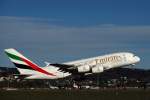 Emirates, A6-EDO, Airbus A380-861. Wo kann man so nah den Start eines A380 verfolgen ? In Zürich ist das möglich und jeden Tag sind auch sehr viele Zuschauer dabei. 6.2.2014