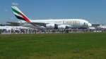 Airbus A380 der Fluggesellschaft Emirates. (A6-EEV). Das Flugzeug war zur Besichtigung durch das Publikum freigegeben. Wer eine gute Kondition hatte (Temperatur auf dem Flugfeld um die 30 Grad Celsius) stellte sich in die Menschenschlange... Foto:25.05.2014, ILA Berlin