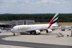 Emirates Airbus A 380 (A6 EDY) rollt auf dem Flughafen Frankfurt zum Gate. 26.07.2015