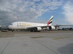Airbus 380 von Emirates rollt am 8.10.2016 in Düsseldorf zum Start.