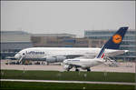 . Groß und klein -

Lufthans Airbus A380, D-AIMA, hinter Air France Airbus A318, F-GUGH, auf dem Stuttgarter Flughafen.

02.06.2010 (M)