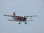 Antonov AN-2 INTERFLUG DDR-SKD (D-FOND) beim Landeanflug auf den ehemaligen russischen Militärflugplatz (EDBT / Sonderlandeplatz) Allstedt. Aufgenommen beim Flugplatzfest, 26.August 2017.