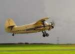 Trotz Gewitter hebt die Antanov An-2, D -FAIR von Classic Wings ab. Aufnahme in Merzbrück (EDKA) am 31.8.2014 bei einer Flugschau.