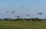 Tiefer Überflug der Piste 24 am Flugplatz Gera durch den Antonow AN2 Verband am 13.8.2016