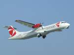 Ein ATR 72 der Czech Airlines beim Start in Stuttgart am 30.08.2008.