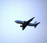 Hier eine Boeing 737-306 PH-BTD von KLM Royal Dutch Airlines beim Landeanflug nach Berlin Tegel (TXL) ber Berlin Pankow, 20.03.08.