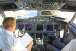 Das Cockpit einer Air Berlin-Boeing 737-700.
Ich war drin nach meinem Flug von Berlin-Tegel nach Karlsruhe/Baden-Baden am 19. August 2010
Danke den freundlichen Piloten! :)