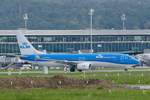 Boeing 737-8K2 (B738) PH-BGB von KLM am 15.9.18 auf dem Rollfeld in Zürich.