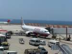 Eine Boeing 737-800 der Air Berlin wird am 05.06.2007 kurz nach der Landung auf Lanzarote versorgt.