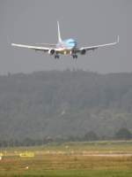 Landeanflug auf Stuttgart (STR) einer blauen TUIfly Boeing 737-800 am 30.08.2008