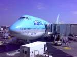 Im Oktober 2007 eine Boeing 747-400 der Korean Airlines in Los Angeles wird am Terminal abgefertigt.