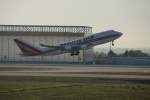 Frachtmaschine von Kalitta Air, Boeing 747-400F, Kennung: N742CK beim Start auf dem Flughafen Leipzig am 30.10.2010