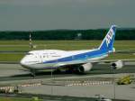 Boeing 747-400 der ANA rollt Richtung Gate.(Juni 2005)