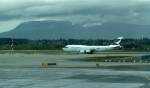 Eine Boeing 747 der Cathay Pacific rollt nach Ent- und Beladen zum Take off. Vancouver am 18.04.2012

