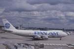 Schon lange Geschichte ist die PAN AM (Pan American Airways).
Am 3.7.1988 flog die PAN AM mit ihren Boeing 747 Jumbos regelmäßig
den Flughafen Frankfurt Main an. Die Jumbos trugen Namen. Dieser
hieß Clipper Ocean Perl.
