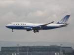 Eine Boeing 747 der United schwebt am 16.07.2008 in Frankfurt ein.