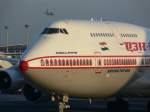 Boeing 747-412 von Air India auf dem Weg zum Gate B27 in Frankfurt. Diese Aufnahme machte ich aus einer 747 von Air China.Die Kennung ist VT-AIE 