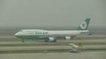 Boeing 747-400 von EVA AIR mit der Kennung B-15412 am 4.3.2010 bei Nebel in Shanghai