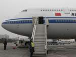 2002 stieg man in Peking noch am Vorfeld in die Boeing 747-400 von Air China ein. 2.12.2002. Kennung B-2470. Auch der Smog war schon da.