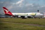 Qantas Socceroos B747-400 VH-OJS beim Line up auf 27R in LHR / EGLL / London Heathrow am 25.08.2011