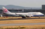 China Airlines B-18202 rollt zum Gate in Frankfurt 17.6.2015