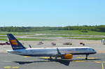 Icelandair Boeing 757-200 TF-ISZ Eiriksjökull (Der Eiríksjökull ist ein Gletscher in Island.Er reicht bis in eine Höhe von 1672m und seine Fläche beträgt 22km² bei einer Länge von ca. 9–11km von Westen nach Osten und ca. 5–8km von Norden nach Süden. Er erhebt sich im Osten ca. 400–500m über seine Umgebung,im Westen dagegen 600–800m. Sein Volumen beträgt 40–50km3) beim rollen zum Start am Airport Hamburg Helmut Schmidt am 06.05.18