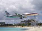  Kurzfristig Schatten  spendet am Strand diese American Airlines B 752 Landeanflug St.Maarten