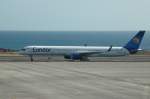 Nach der Landung am 21.12.2010 rollt die die  D-ABOL Condor 757-300 von Thomas Cook zur Parkposition am Airport in Arrecife/Lanzarote.