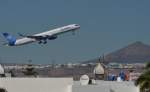 Eine Boeing 757-300 Thomas Cook - Condor gerade von Lanzarote gestartet, am 20.12.2012 beobachtet.
