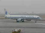 Am 11.1.2006 rollte diese Boeing 757 von Xiamen Airlines mit der Kennung B-2849 in Peking zum Start