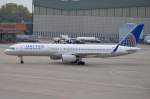 N17133 United Airlines Boeing 757-224 (WL)   zum Gate in Tegel am 14.10.2014