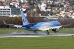 Thomson B757-200 G-OOBP beim Touchdown auf 08 in INN / LOWI / Innsbruck am 29.03.2014