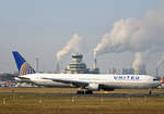 United Airlines, Boeing B 767-424(ER), N67052, TXL, 05.03.2020