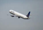United Airlines, Boeing B 767-424(ER), N67052, BER, 156.02.2024