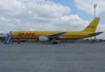 DHL Flugzeug am FLughafen Mnchen 14.04.2010