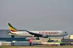 Ethiopian Airlines, ET-ANU, Boeing 767-300/ER. Gut, dass es um 7 Uhr morgens im Juli schon hell ist und auch die Sonne scheint, was in London ja nicht alltäglich ist. 31.7.2011