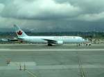 Eine Boeing 767-375 ER der Air Canada wird rückwärts in Richtung Startbahn geschoben. Vancouver am 18.04.2012