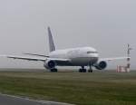 United Airlines B 767-224(ER) N73152 auf dem Weg zum Start in Berlin-Tegel im morgenlichen Nebel des 25.03.2012