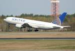 United Airlines B 767-224(ER) N67158 beim Start in Berlin-Tegel am 21.04.2012
