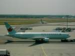 Die Boeing 767 der Air Canada wird zu einer Parkposition in Terminal 1 gezogen.