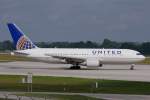 United Airlines, N73152, Boeing B 767-224(ER) rollt zum Start auf 26R in MUC nach New York-Newark Liberty Int'l. (EWR) New Jersey-USA. 21.06.2012