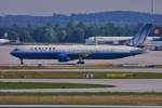 United Airlines, N655UA, B767-322(ER) rollt in MUC nach der Landung aus Chicago (ORD) zum Terminal. 01.07.2013