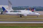 N66057 / United Airlines / B767-424(ER) rollt nach der Landung aus Washington (IAD) in MUC zum Terminal 2. 