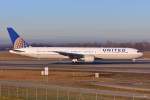 N67052 / United Airlines / B767-424(ER) rollt in MUC zum Start nach New York-Newark (EWR) 30.12.2013