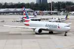 American Airlines N366AA rollt zum Start in Düsseldorf 29.8.2014