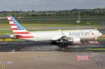 American Airlines N349AN rollt zum Start in Düsseldorf 5.9.2015