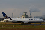 United Airlines B 767-322(ER) N672UA kurz vor dem Start in Berlin-Tegel am 19.12.2015
